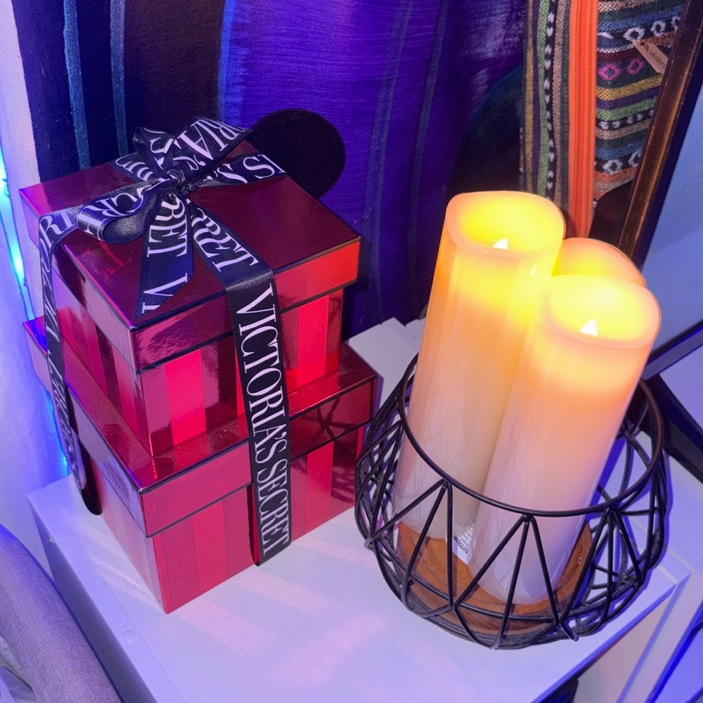 VICTORIAS SECRET STACKED GIFT BOX STORE DISPLAY